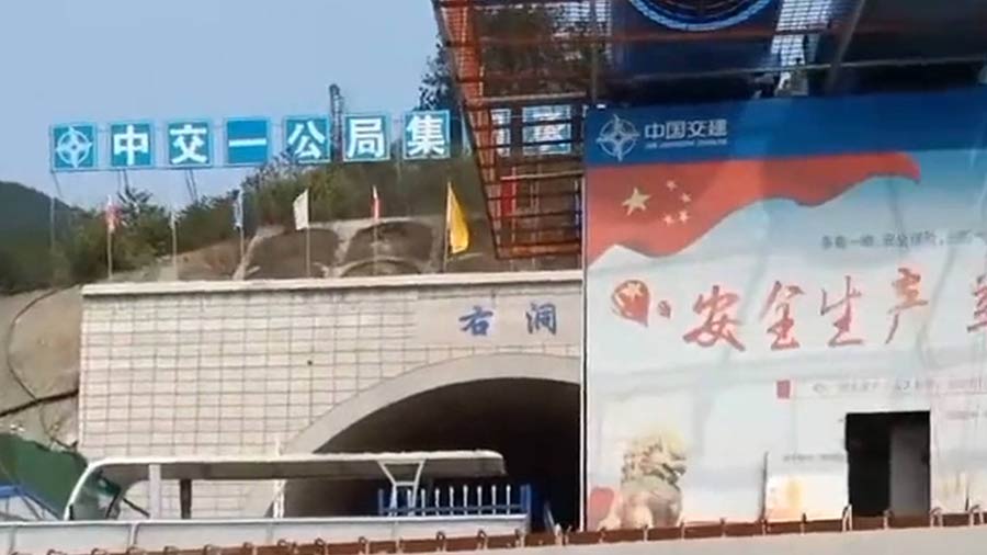 中交一公局集團(tuán)使用HC高速液壓夯實機(jī)在渝武高速中梁山隧道項目進(jìn)行路基夯實處理